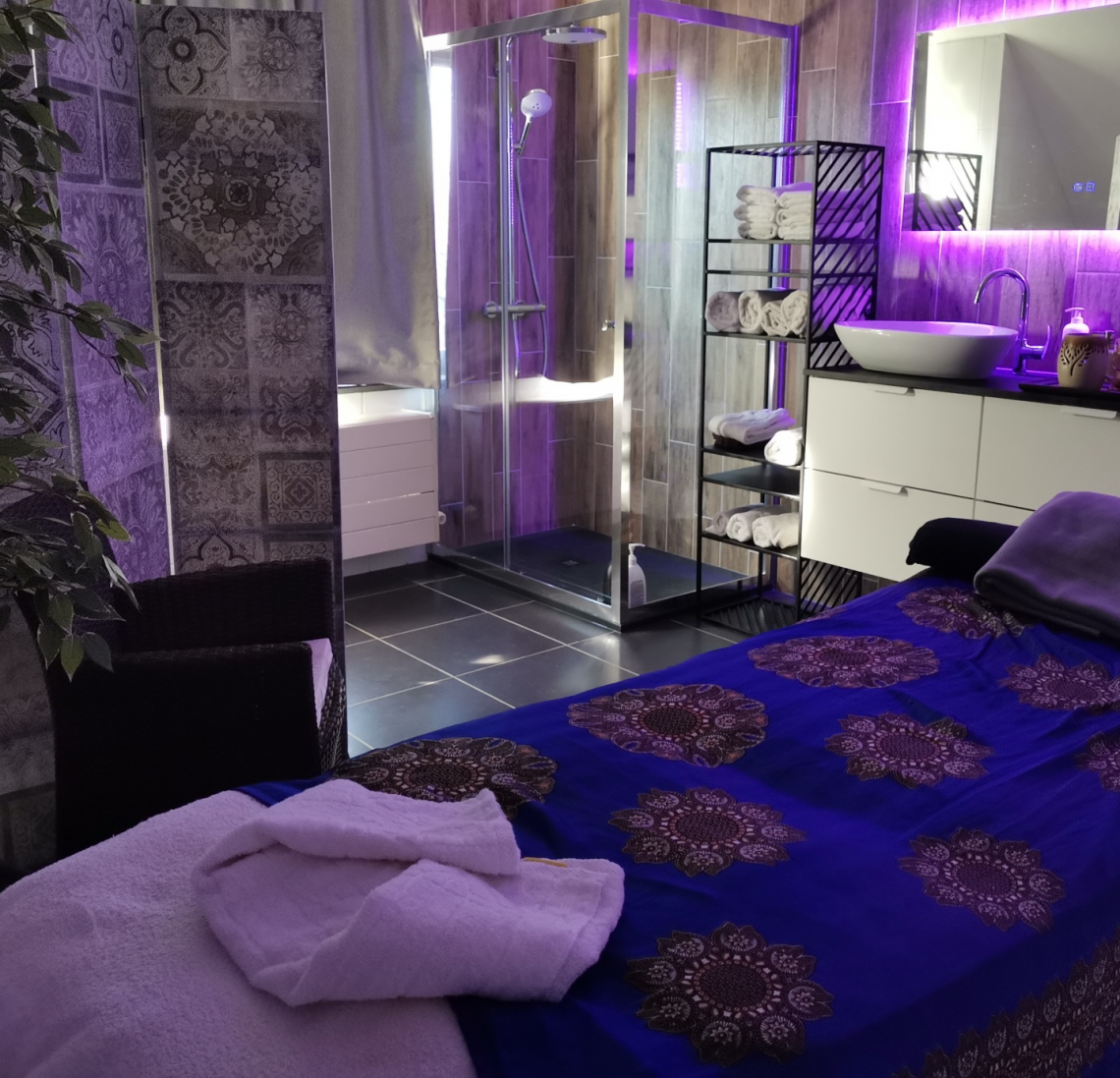 Samatha room (**) : massage and beauty treatments in new refined luxury room 